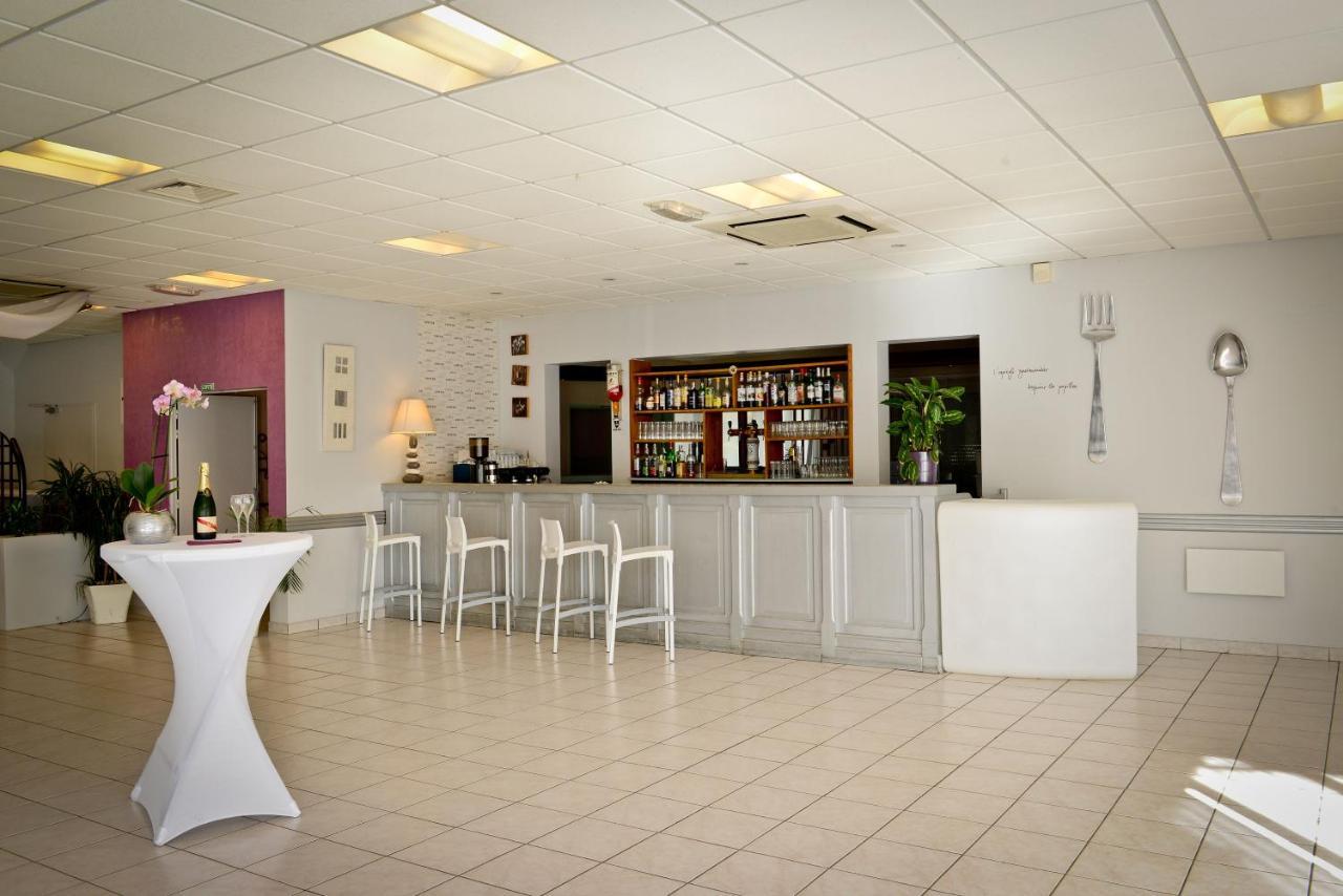 Logis Hôtel l'Amandier Morlaas Buitenkant foto